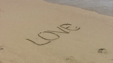 kum üzerine yazılmış aşk