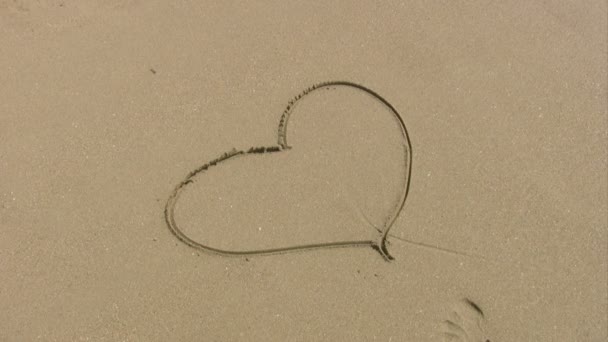 Forma de corazón en una playa — Vídeos de Stock