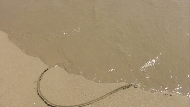 心的形状，在海滩上 — 图库视频影像