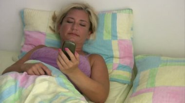 cep telefonu olan kadın