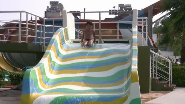 Child having fun at water park — Stock Video