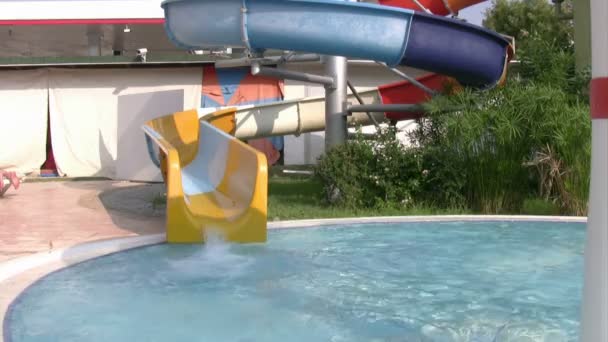 Child having fun at water park — Stock Video