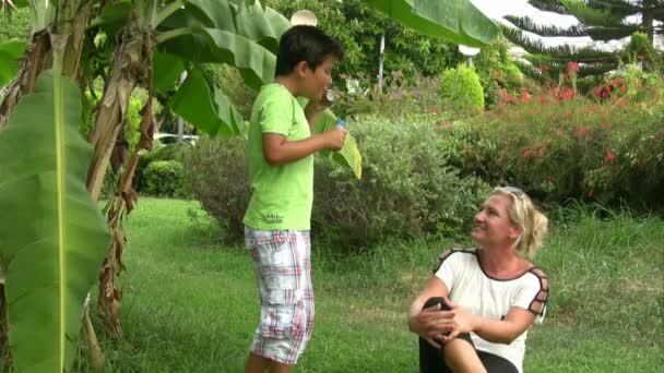 Madre e figlio soffiando bolle — Video Stock