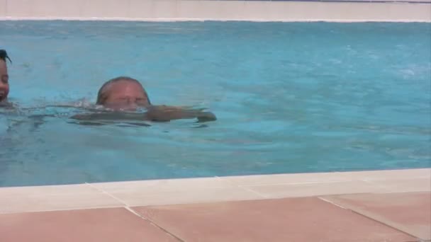 Anne ve oğlu yüzme havuzunda oynamayı — Stok video
