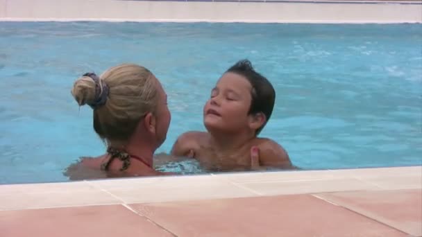 Madre e hijo jugando en la piscina — Vídeos de Stock