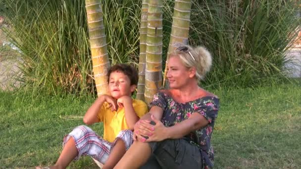 Mãe e filho relaxando tempo no parque — Vídeo de Stock