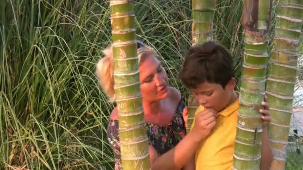 Мать и сын отдыхают в парке — стоковое видео