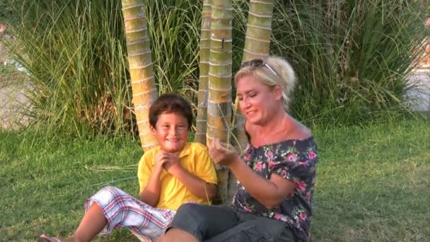 Mother and son relaxing time in park — Stock Video