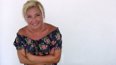 Gülümseyen bir kadının portresi