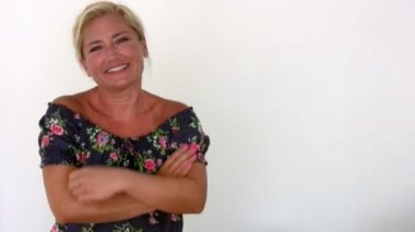 Mutlu kadın gülümsüyor