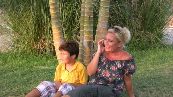 Mamma med son, prata telefon — Stockvideo