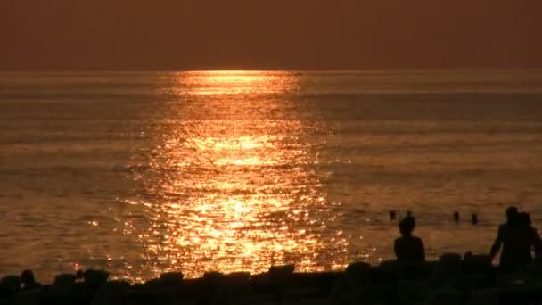 Matahari terbenam yang indah di garis pantai Laut Mediterania — Stok Video