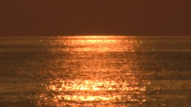 Matahari terbenam yang indah di garis pantai Laut Mediterania — Stok Video