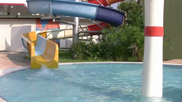 Wasserrutsche im Aquapark — Stockvideo