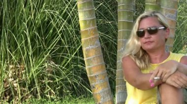 Kadın parkta Sigara İçilmeyen