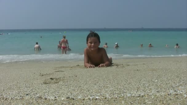 Kind spelen met zand op het strand — Stockvideo