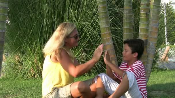 Mãe e filho relaxando tempo no parque — Vídeo de Stock