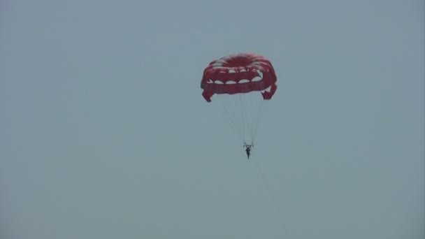 Parasailing — Stockvideo