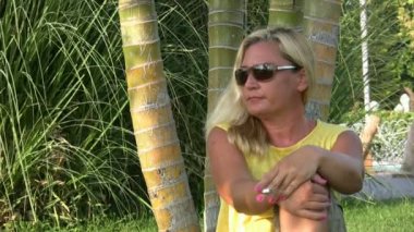 Kadın parkta Sigara İçilmeyen