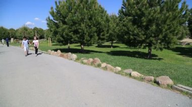 çalışan kız ve erkek