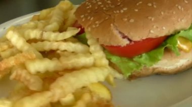 çizburger ve patates kızartması