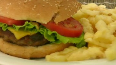 çizburger ve patates kızartması