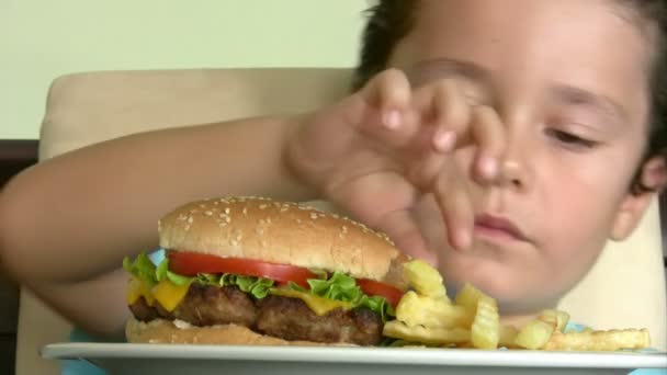 Niño comiendo. — Vídeos de Stock