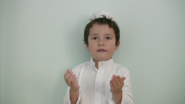 Little boy praying — Stock Video