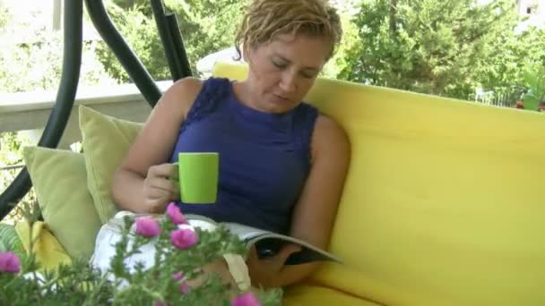 妇女阅读杂志 — 图库视频影像