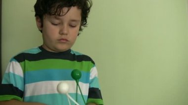 onun oyuncak oynayan çocuk