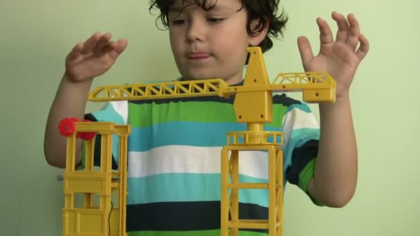 Niño jugando su juguete — Vídeo de stock