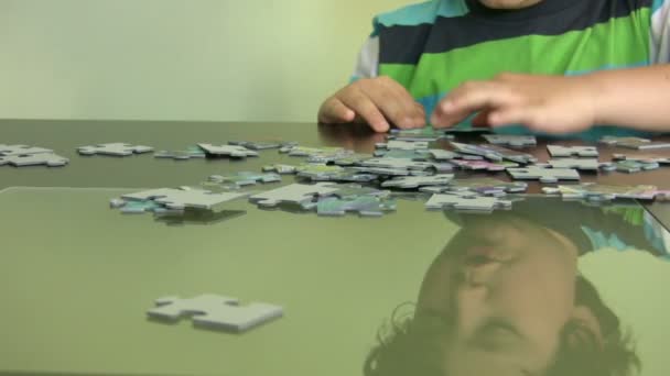 Criança resolvendo um quebra-cabeça — Vídeo de Stock