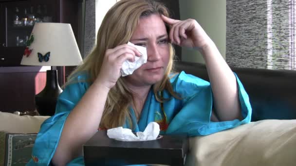 Mujer llorando en el sofá — Vídeos de Stock