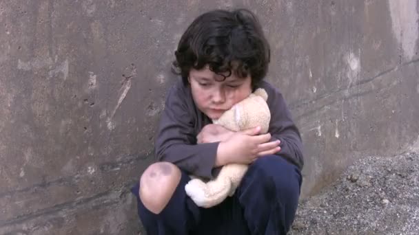 Бедный бездомный мальчик. — стоковое видео