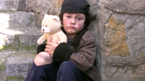 Dakloze arme kleine jongen — Stockvideo