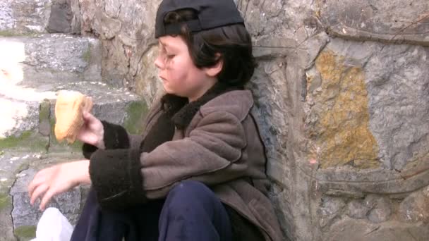 Bezdomny biedny chłopiec — Wideo stockowe