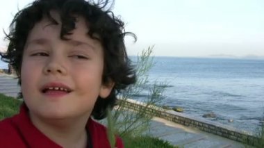 Oynak bir küçük çocuk portresi