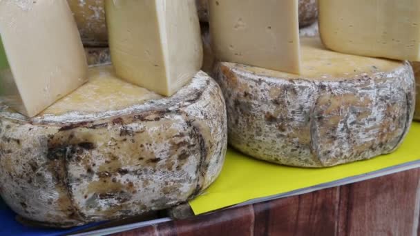 Fatia de queijo no mercado dos agricultores — Vídeo de Stock