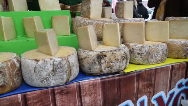 Fatia de queijo no mercado dos agricultores — Vídeo de Stock