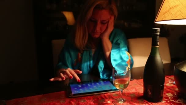 Mujer usando tableta digital 3 — Vídeos de Stock