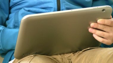 Çocuk bir dokunmatik ekran tablet PC'yi kullanma