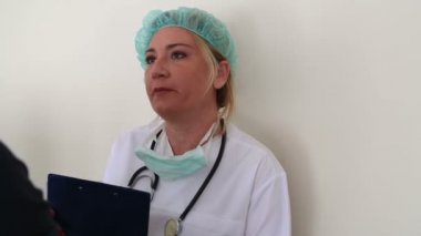 kadın doktor hasta ile konuşmak