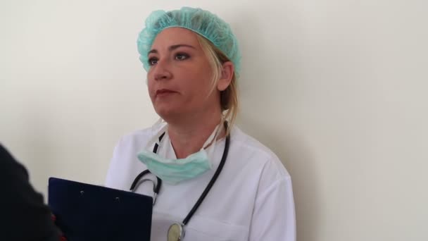 Ärztin im Gespräch mit Patientin — Stockvideo