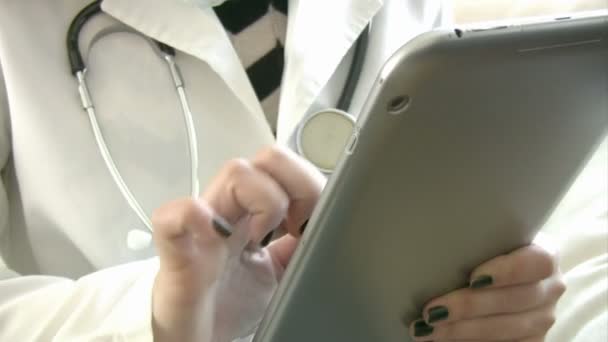 Médica usando tablet digital pc 2 — Vídeo de Stock