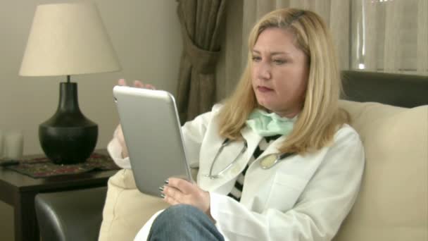 Médica feminina usando tablet digital pc — Vídeo de Stock