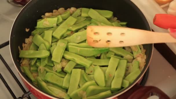 Cocinar judías verdes en la sartén 2 — Vídeo de stock