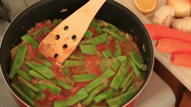 Приготовление зеленой фасоли на сковороде 2 — стоковое видео