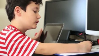 küçük çocuk dijital tablet ile ödev