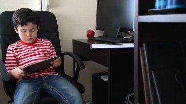 Dijital tablet kullanan küçük çocuk