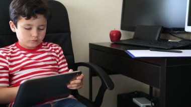 Dijital tablet 2 ile küçük çocuk